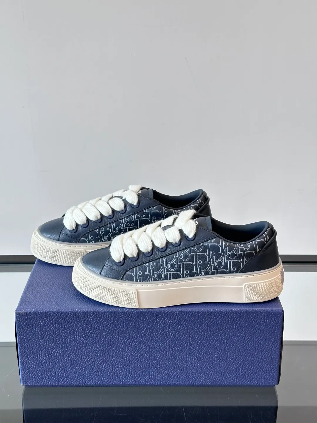 Men's men's shoes 💰p440 "Dio～r" 🆕This B33 sneaker is a new interpretation of the classic tennis shoe, with a fashionable silhouette that highlights a heavy texture. Crafted from cow leather with Oblique print, it's unique with a padded tongue embellished with the Dior signature, wide mohair laces and tonal brass eyelets with a matte finish. Rubber sole with Oblique print effect, enhanced by a contrasting Dior 30 Avenue Montaigne signature on the rear. It adds a stylish touch to a casual look.  Size: 38-44 (45 customized)